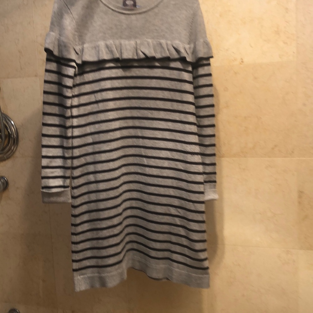 Ruffled Vince Camuto gray striped sweater dress in M.
